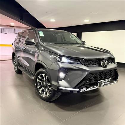 TOYOTA HILUX SW4 2.8 D-4D TURBO DIESEL SRX PLATINUM 7L 4X4 AUTOMÁTICO